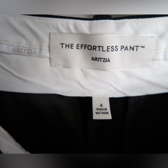 Tailored, relaxed high-rise pants with front pleats and a long, wide leg. - Picture 3 of 5